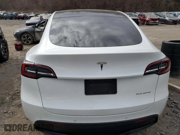 2022 Tesla Model Y Long Range z VIN 7SAYGDEE7NF437385, wystawiony jako Copart lot #51240645 z przebiegiem 45 372 mil mil oraz Szkody całkowita. Historia ofert i sprzedaży dostępna na DreamBid. Obrazek 6.