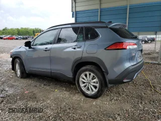 2025 Toyota Corolla Cross LE z VIN 7MUCAAAG6SV124727, wystawiony jako Copart lot #52089315 z przebiegiem 3 565 mil mil oraz Szkoda całkowita • Salvage title. Historia ofert i sprzedaży dostępna na DreamBid. Obrazek 2.