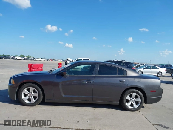 2013 Dodge Charger SE z VIN 2C3CDXBG5DH571669, wystawiony jako IAAI lot #42093056 z przebiegiem 181 157 mil mil oraz . Historia ofert i sprzedaży dostępna na DreamBid. Obrazek 14.