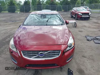 2013 Volvo S60 T6 R-Design Platinum z VIN YV1902FH1D2176480, wystawiony jako IAAI lot #42329476 z przebiegiem 142 808 mil mil oraz . Historia ofert i sprzedaży dostępna na DreamBid. Obrazek 13.