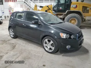 2014 Chevrolet Sonic LTZ z VIN 1G1JE6SB8E4233382, wystawiony jako Copart lot #48941115 z przebiegiem 95 876 mil mil oraz Szkoda całkowita • Salvage title. Historia ofert i sprzedaży dostępna na DreamBid. Obrazek 4.