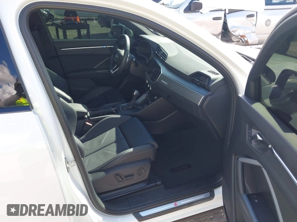 2024 Audi Q3 S line Premium Plus z VIN WA1EECF39R1136414, wystawiony jako IAAI lot #41676419 z przebiegiem 7824 mil mil oraz . Historia ofert i sprzedaży dostępna na DreamBid. Obrazek 5.