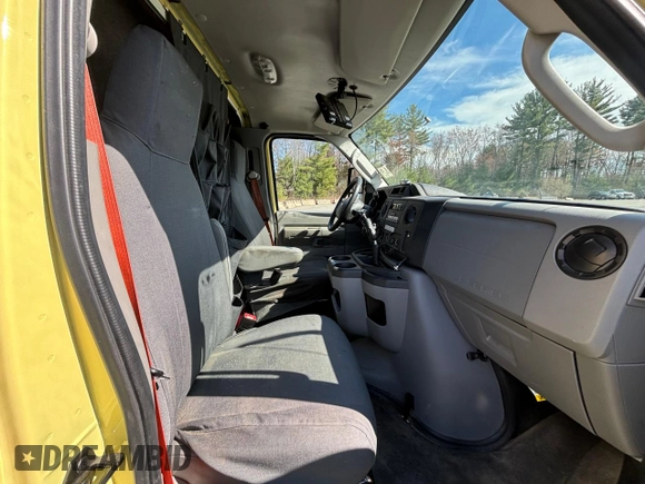 2019 Ford Econoline Commercial z VIN 1FDXE4FS9KDC57732, wystawiony jako Copart lot #53401695 z przebiegiem 98 255 mil mil oraz Czysty tytuł • Clean title. Historia ofert i sprzedaży dostępna na DreamBid. Obrazek 5.