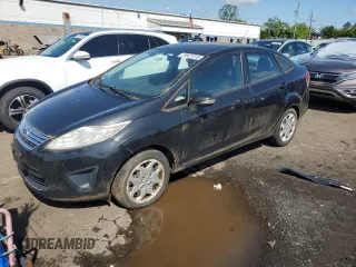 2013 Ford Fiesta SE z VIN 3FADP4BJ3DM190959, wystawiony jako Copart lot #59421915 z przebiegiem 98 198 mil mil oraz Czysty tytuł • Clean title. Historia ofert i sprzedaży dostępna na DreamBid. Obrazek 1.