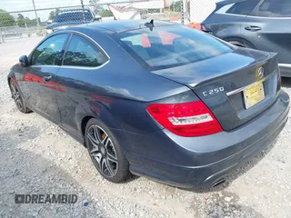 2014 Mercedes-Benz C 250 z VIN WDDGJ4HB9EG224400, wystawiony jako IAAI lot #42054054 z przebiegiem 40 200 mil mil oraz . Historia ofert i sprzedaży dostępna na DreamBid. Obrazek 3.