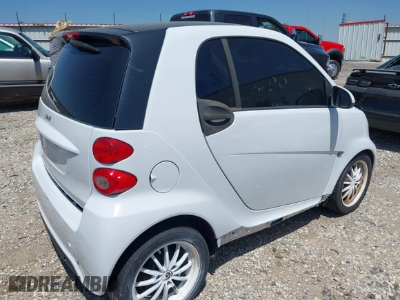 2013 Smart fortwo Pure z VIN WMEEJ3BA1DK649652, wystawiony jako IAAI lot #42040488 z przebiegiem 102 625 mil mil oraz . Historia ofert i sprzedaży dostępna na DreamBid. Obrazek 4.