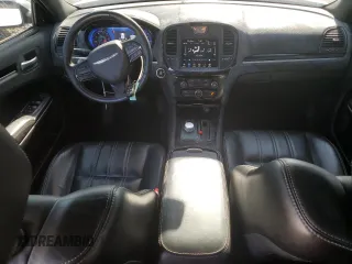 2020 Chrysler 300 S z VIN 2C3CCABG1LH145752, wystawiony jako Copart lot #48786265 z przebiegiem 51 832 mil mil oraz Czysty tytuł • Clean title. Historia ofert i sprzedaży dostępna na DreamBid. Obrazek 8.