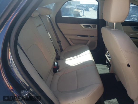 2016 Jaguar XF 35t Premium z VIN SAJBD4BV9GCY24246, wystawiony jako Copart lot #64367854 z przebiegiem 57 253 mil mil oraz Czysty tytuł • Clean title. Historia ofert i sprzedaży dostępna na DreamBid. Obrazek 10.