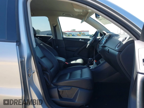 2017 Volkswagen Tiguan S z VIN WVGAV7AX5HK016877, wystawiony jako IAAI lot #42174845 z przebiegiem 99 334 mil mil oraz . Historia ofert i sprzedaży dostępna na DreamBid. Obrazek 5.