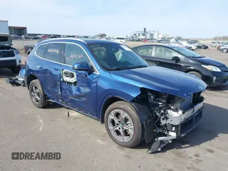2025 BMW X1 xDrive28i z VIN WBX73EF01S5110817, wystawiony jako IAAI lot #41991160 z przebiegiem 1 287 mil mil oraz . Historia ofert i sprzedaży dostępna na DreamBid. Obrazek 1.