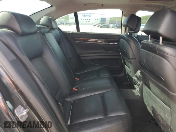 2013 BMW 7 Series 750i xDrive z VIN WBAYB6C50DD223559, wystawiony jako Copart lot #54000435 z przebiegiem 265 821 mil mil oraz Czysty tytuł • Clean title. Historia ofert i sprzedaży dostępna na DreamBid. Obrazek 10.