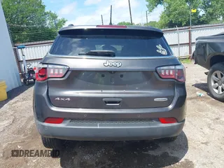 2018 Jeep Compass Latitude z VIN 3C4NJDBB7JT103901, wystawiony jako IAAI lot #42358749 z przebiegiem 91 083 mil mil oraz . Historia ofert i sprzedaży dostępna na DreamBid. Obrazek 16.