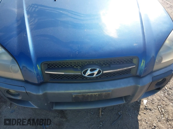 2008 Hyundai Tucson SE with VIN KM8JN12D48U860172, listed as a IAAI auction lot 42152650 with 220,573 mi miles. Bid and sale history available at carsss.com. Image 6.