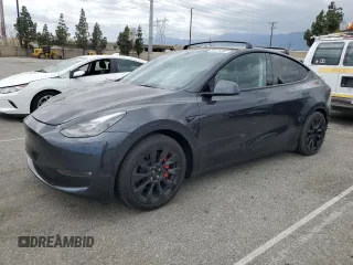 2024 Tesla Model Y Performance z VIN 7SAYGDEF4RF093058, wystawiony jako Copart lot #56571305 z przebiegiem 13 743 mil mil oraz Szkoda całkowita • Salvage title. Historia ofert i sprzedaży dostępna na DreamBid. Obrazek 1.