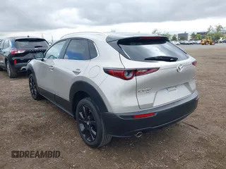 2024 Mazda CX-30 S Select Sport z VIN 3MVDMBBM3RM664352, wystawiony jako IAAI lot #42190340 z przebiegiem 10 068 mil mil oraz . Historia ofert i sprzedaży dostępna na DreamBid. Obrazek 3.