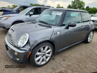 2006 MINI Hardtop S z VIN WMWRE33526TN28483, wystawiony jako Copart lot #64806175 z przebiegiem 76 419 mil mil oraz Szkoda całkowita • Salvage title. Historia ofert i sprzedaży dostępna na DreamBid. Obrazek 1.