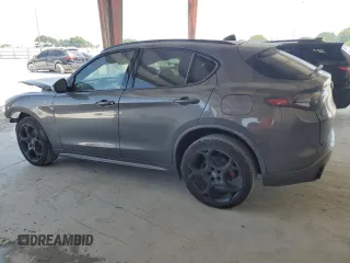 2024 Alfa Romeo Stelvio Ti z VIN ZASPAKBN5R7D80366, wystawiony jako Copart lot #54667015 z przebiegiem 9 254 mil mil oraz Nie do naprawy • Non repairable. Historia ofert i sprzedaży dostępna na DreamBid. Obrazek 2.