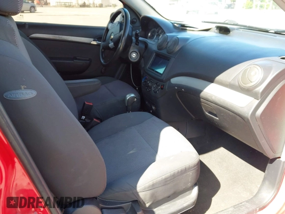 2011 Chevrolet Aveo 1LT z VIN KL1TD5DE0BB151956, wystawiony jako IAAI lot #42083842 z przebiegiem 115 607 mil mil oraz . Historia ofert i sprzedaży dostępna na DreamBid. Obrazek 5.