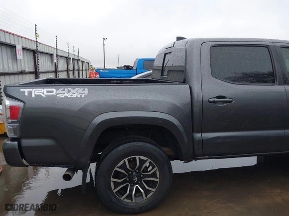 2020 Toyota Tacoma 4WD SR5 with VIN 5TFCZ5AN1LX227753, listed as a IAAI auction lot 41543939 with 35,860 mi miles. Bid and sale history available at carsss.com. Image 17.