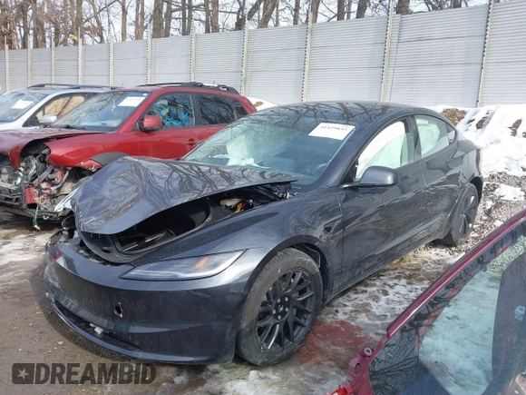 2025 Tesla Model 3 Long Range z VIN 5YJ3E1EB5SF880681, wystawiony jako IAAI lot #41429855 z przebiegiem 747 mil mil oraz . Historia ofert i sprzedaży dostępna na DreamBid. Obrazek 2.