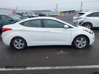 2013 Hyundai Elantra Limited z VIN 5NPDH4AEXDH423558, wystawiony jako IAAI lot #41764640 z przebiegiem 121 331 mil mil oraz . Historia ofert i sprzedaży dostępna na DreamBid. Obrazek 13.