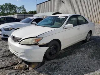 2002 Toyota Camry LE z VIN 4T1BE32K12U055722, wystawiony jako Copart lot #56522495 z przebiegiem 256 565 mil mil oraz Szkoda całkowita • Salvage title. Historia ofert i sprzedaży dostępna na DreamBid. Obrazek 1.