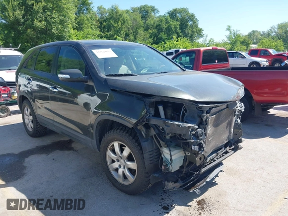 2012 Kia Sorento LX z VIN 5XYKT3A15CG191986, wystawiony jako IAAI lot #42261039 z przebiegiem 161 816 mil mil oraz . Historia ofert i sprzedaży dostępna na DreamBid. Obrazek 1.