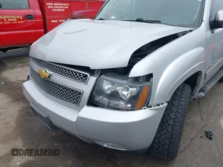 2013 Chevrolet Tahoe LT z VIN 1GNSKBE08DR166024, wystawiony jako IAAI lot #41768851 z przebiegiem 198 302 mil mil oraz . Historia ofert i sprzedaży dostępna na DreamBid. Obrazek 6.