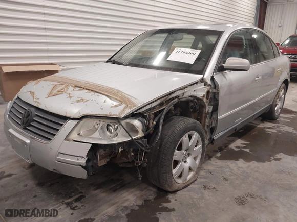 2003 Volkswagen Passat GLX with VIN WVWTH63B93P275335, listed as a IAAI auction lot 41398460 with 197,814 mi miles. Bid and sale history available at carsss.com. Image 2.