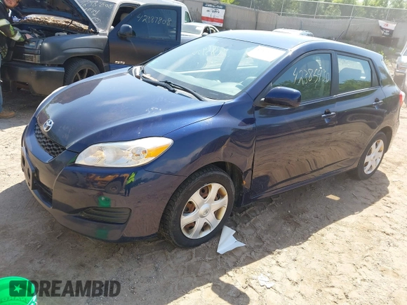 2009 Toyota Matrix z VIN 2T1KU40EX9C040282, wystawiony jako IAAI lot #42385430 z przebiegiem 185 179 mil mil oraz . Historia ofert i sprzedaży dostępna na DreamBid. Obrazek 2.