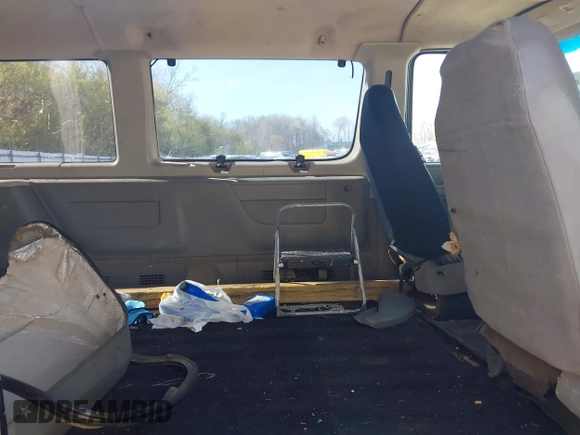 2005 Ford Econoline Passenger XL with VIN 1FBNE31L55HB00500, listed as a IAAI auction lot 42144394 with 257,262 mi miles. Bid and sale history available at carsss.com. Image 8.