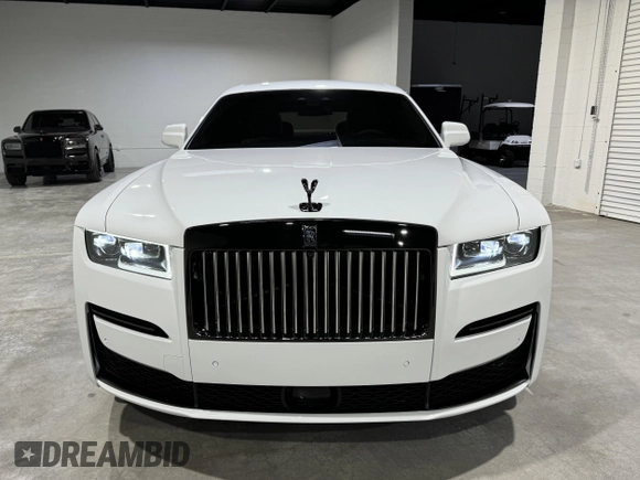 2022 Rolls-Royce Ghost Black Badge z VIN SCATD6C09NU209759, wystawiony jako IAAI lot #42301155 z przebiegiem 5631 mil mil oraz . Historia ofert i sprzedaży dostępna na DreamBid. Obrazek 6.