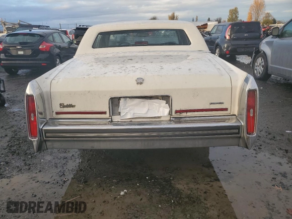 1988 Cadillac Brougham z VIN 1G6DW51Y1JR761749, wystawiony jako Copart lot #80371494 z przebiegiem 1271 mil mil oraz Tytuł czysty. Historia ofert i sprzedaży dostępna na DreamBid. Obrazek 6.