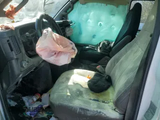 2016 GMC Savana Cargo z VIN 1GTW7AFF9G1902240, wystawiony jako Copart lot #48993415 z przebiegiem Nie podano mil oraz Szkoda całkowita • Salvage title. Historia ofert i sprzedaży dostępna na DreamBid. Obrazek 7.