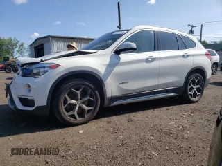 2018 BMW X1 xDrive28i z VIN WBXHT3C35J5F89977, wystawiony jako Copart lot #58464345 z przebiegiem 45 468 mil mil oraz Szkody całkowita. Historia ofert i sprzedaży dostępna na DreamBid. Obrazek 1.