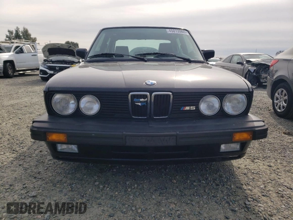 1988 BMW M5 z VIN WBSDC930XJ2791080, wystawiony jako Copart lot #45013965 z przebiegiem 158 194 mil mil oraz Czysty tytuł • Clean title. Historia ofert i sprzedaży dostępna na DreamBid. Obrazek 5.