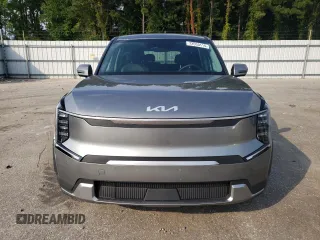2024 Kia EV9 Light Long Range z VIN KNDAB5S14R6025043, wystawiony jako Copart lot #72553114 z przebiegiem 17 953 mil mil oraz Szkody całkowita. Historia ofert i sprzedaży dostępna na DreamBid. Obrazek 5.
