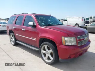 2009 Chevrolet Tahoe LTZ z VIN 1GNFC33J19R177714, wystawiony jako IAAI lot #42081042 z przebiegiem 251 749 mil mil oraz . Historia ofert i sprzedaży dostępna na DreamBid. Obrazek 1.