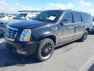 2011 Cadillac Escalade ESV Premium z VIN 1GYS4JEFXBR189541, wystawiony jako IAAI lot #41731883 z przebiegiem 106 023 mil mil oraz . Historia ofert i sprzedaży dostępna na DreamBid. Obrazek 17.