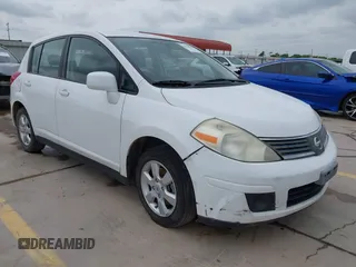 2009 Nissan Versa S z VIN 3N1BC13E19L412413, wystawiony jako IAAI lot #42129392 z przebiegiem 124 150 mil mil oraz . Historia ofert i sprzedaży dostępna na DreamBid. Obrazek 1.
