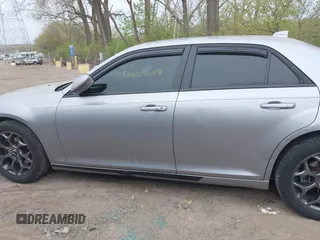 2016 Chrysler 300 S z VIN 2C3CCAGG7GH152395, wystawiony jako IAAI lot #42067089 z przebiegiem 127 300 mil mil oraz . Historia ofert i sprzedaży dostępna na DreamBid. Obrazek 14.