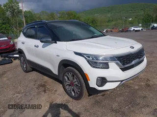 2021 Kia Seltos SX z VIN KNDETCA23M7218221, wystawiony jako IAAI lot #42197670 z przebiegiem 46 353 mil mil oraz . Historia ofert i sprzedaży dostępna na DreamBid. Obrazek 1.