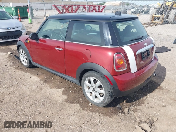 2009 MINI Hardtop z VIN WMWMF33579TW73000, wystawiony jako IAAI lot #42244237 z przebiegiem 108 332 mil mil oraz . Historia ofert i sprzedaży dostępna na DreamBid. Obrazek 3.