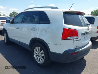 2011 Kia Sorento EX z VIN 5XYKU4A23BG041627, wystawiony jako IAAI lot #42409457 z przebiegiem Nie podano mil oraz . Historia ofert i sprzedaży dostępna na DreamBid. Obrazek 3.