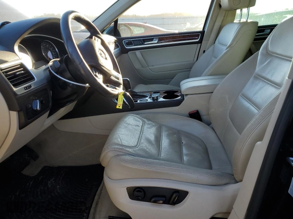 2012 Volkswagen Touareg Sport z VIN WVGEF9BP9CD006844, wystawiony jako Copart lot #43216485 z przebiegiem 120 059 mil mil oraz Szkoda całkowita • Salvage title. Historia ofert i sprzedaży dostępna na DreamBid. Obrazek 7.