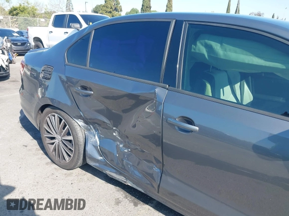2016 Volkswagen Jetta Sport z VIN 3VWD17AJ5GM231530, wystawiony jako IAAI lot #41968152 z przebiegiem 85 474 mil mil oraz . Historia ofert i sprzedaży dostępna na DreamBid. Obrazek 6.