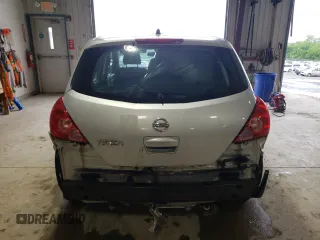 2010 Nissan Versa S z VIN 3N1BC1CP5AL376294, wystawiony jako Copart lot #57912125 z przebiegiem 199 491 mil mil oraz Szkody całkowita. Historia ofert i sprzedaży dostępna na DreamBid. Obrazek 6.