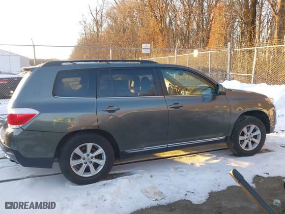 2013 Toyota Highlander with VIN 5TDZK3EH1DS137016, listed as a IAAI auction lot 41292324 with 157,156 mi miles. Bid and sale history available at carsss.com. Image 14.