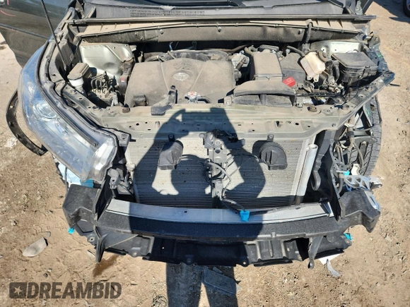 2017 Toyota Highlander LE with VIN 5TDBZRFH8HS477994, listed as a Copart auction lot 61043225 with 70,801 mi miles and Salvage title. Bid and sale history available at DreamBid. Image 12.