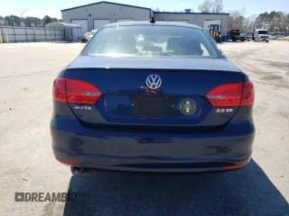 2013 Volkswagen Jetta SE z VIN 3VWDP7AJ8DM288024, wystawiony jako Copart lot #49385335 z przebiegiem 109 439 mil mil oraz Szkoda całkowita • Salvage title. Historia ofert i sprzedaży dostępna na DreamBid. Obrazek 6.